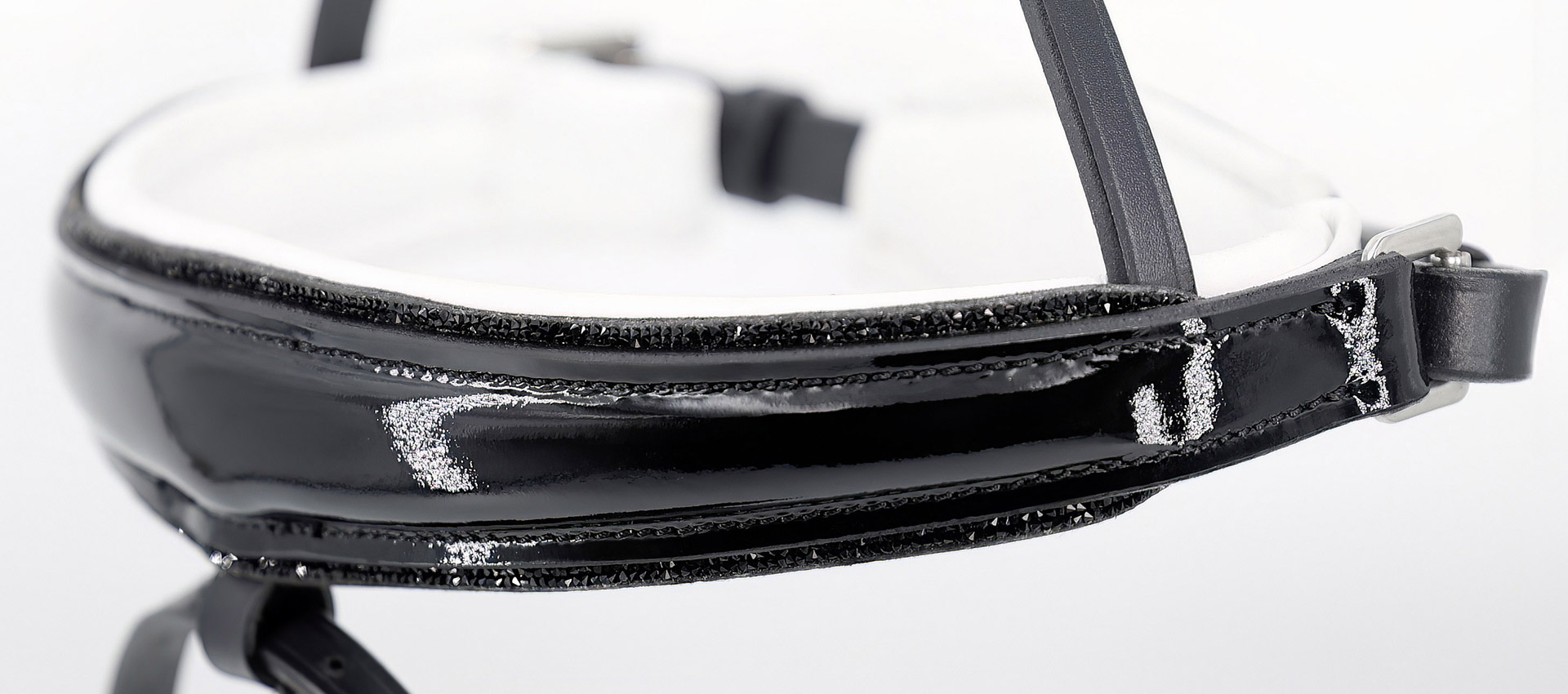 Reithalfter-Shiny-Glitzer-Weiss-Schwarz-mit-abnehmbarem-Sperrriemen