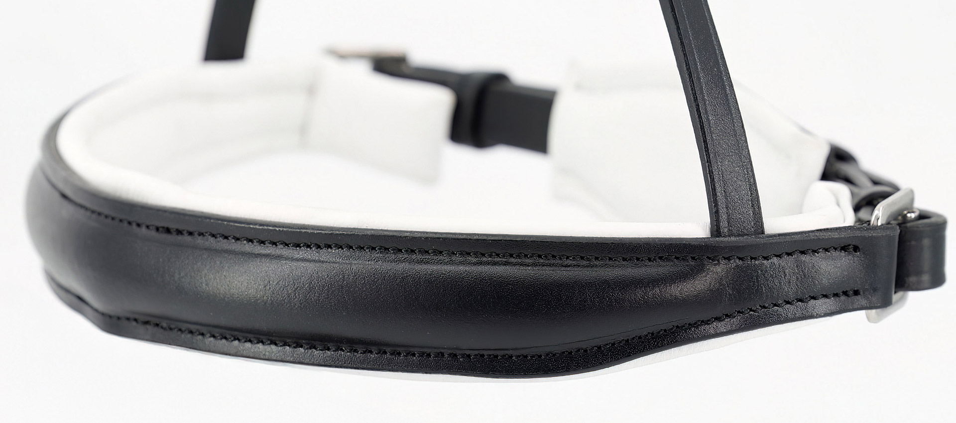 Reithalfter-ohne-Sperrriemen-anatomisch-Selection-schwarz-weiss-Warmblut-Vollblut