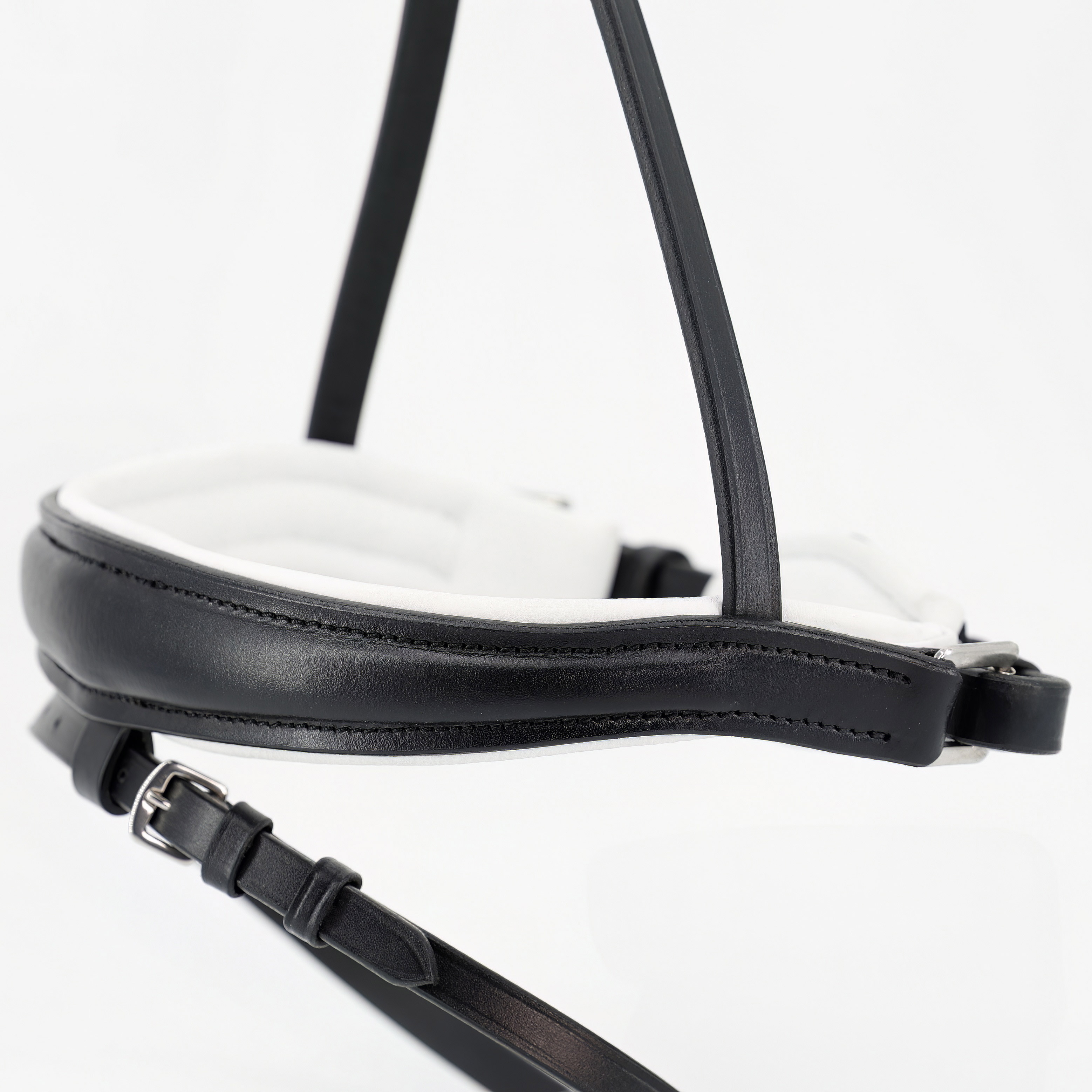 Reithalfter-Competition-anatomisch-abnehmbarer-Sperrriemen-Schwarz-Weiss