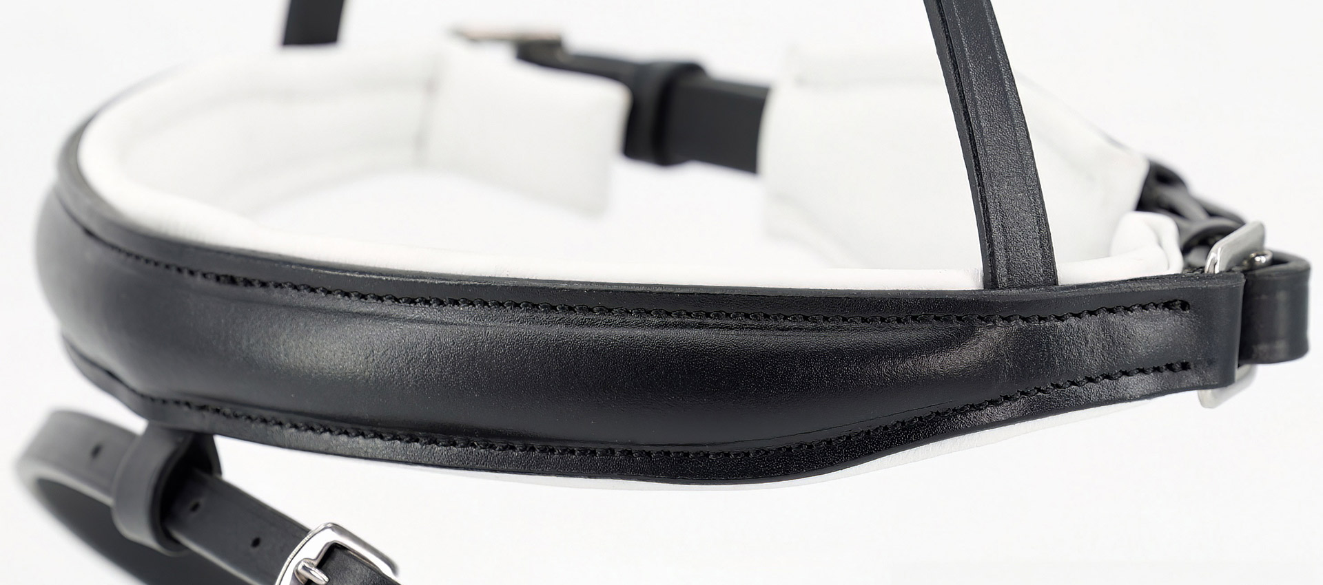 Reithalfter-abnehmbarer-Sperrriemen-anatomisch-Selection-schwarz-weiss-Warmblut-Vollblut