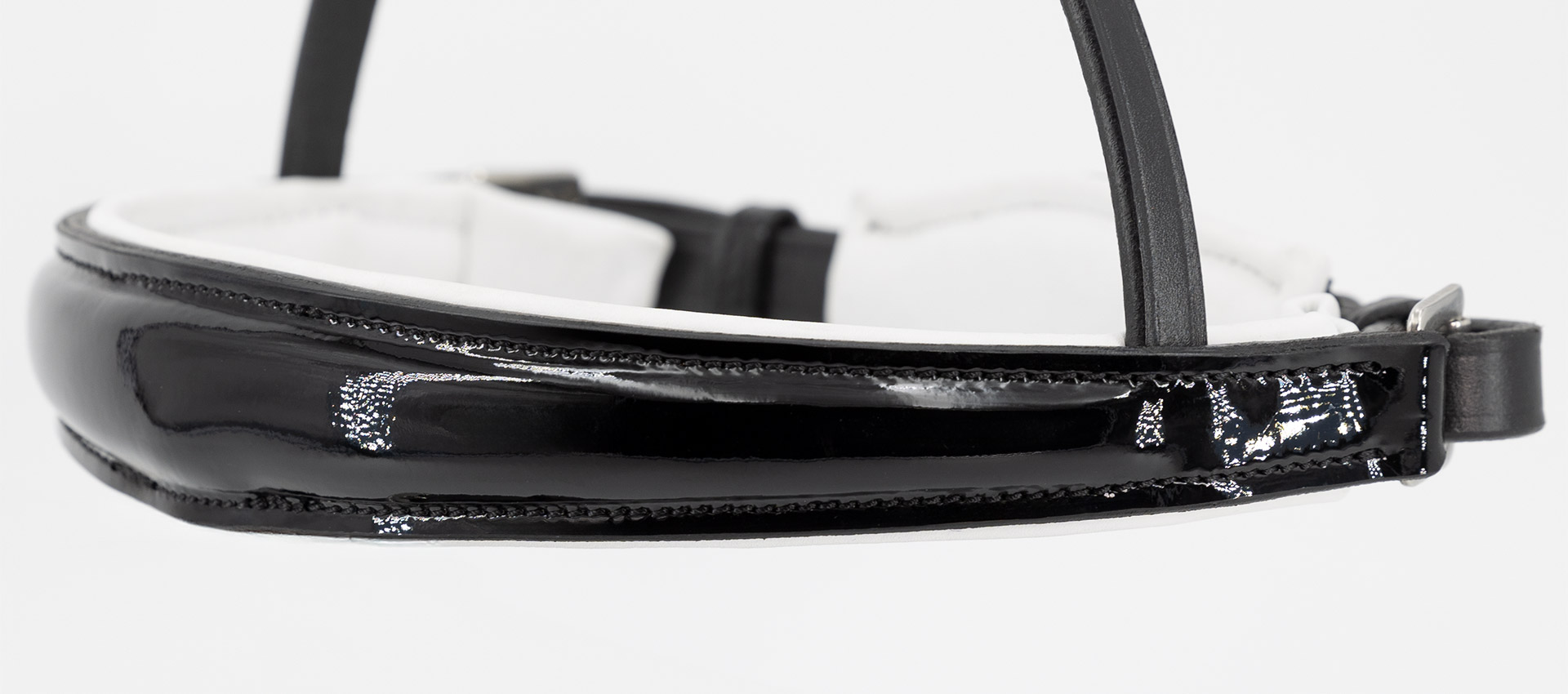 Reithalfter-Lack-ohne-Sperrriemen-anatomisch-Performance-schwarz-weiss