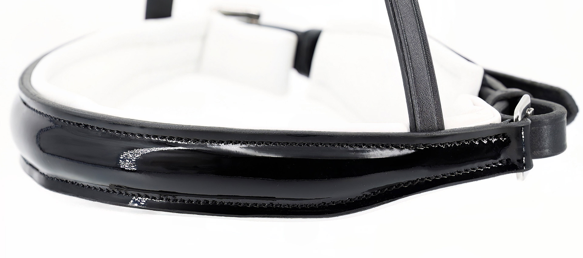 Reithalfter-Lack-ohne-Sperrriemen-anatomisch-Selection-schwarz-weiss-Warmblut-Vollblut