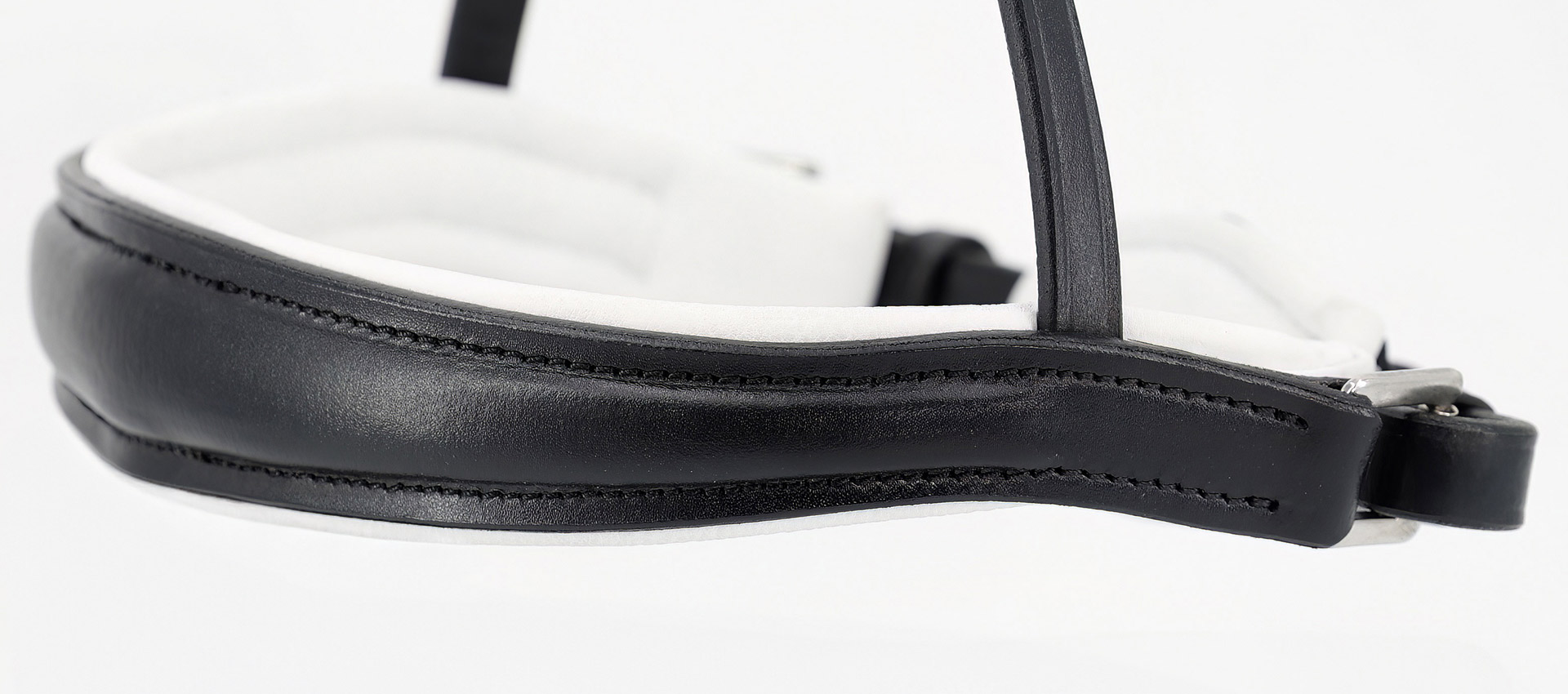 Reithalfter-ohne-Sperrriemen-anatomisch-Competition-schwarz-weiss-Warmblut-Vollblut