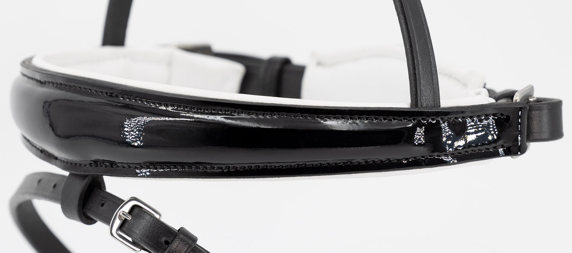 Reithalfter-Lack-entfernbarer-Sperrriemen-anatomisch-Performance-schwarz-weiss